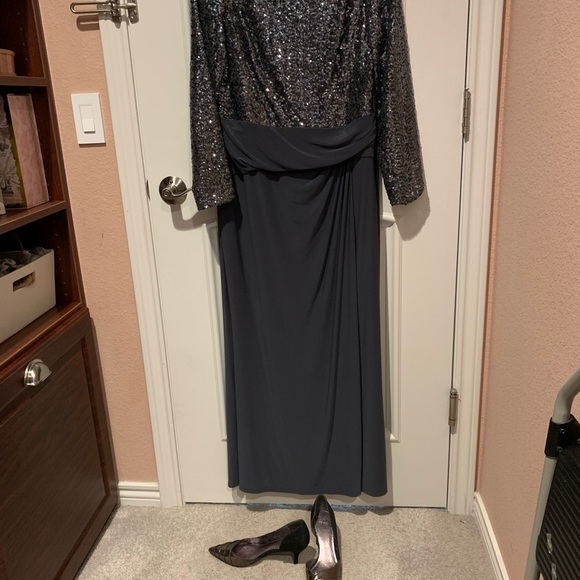 Flattering, comfortable Mother-of-the-Bride/Groom column gown in gray. - Picture 3 of 11